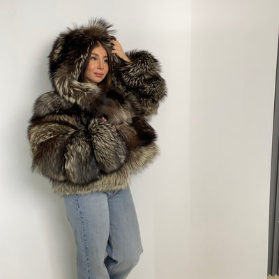 Bomber di volpe argentata con cappuccio